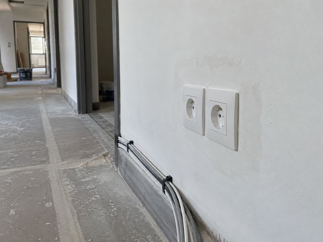 Prises électriques posées dans le couloir